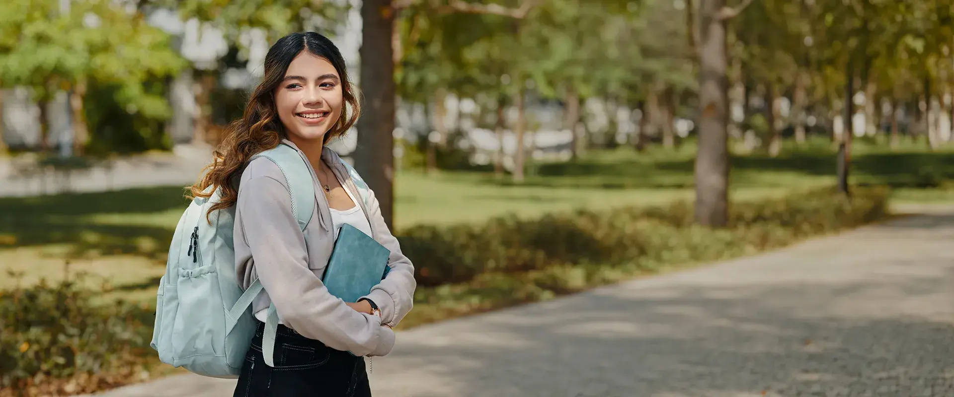 Estudiante mujer en el campus de la Javeriana Cali 