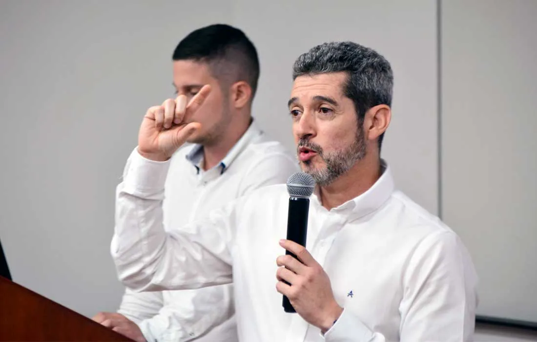“Nuestro propósito es formar líderes que transforman”, Fabián Osorio Tinoco, decano de la FCEA “Nuestro propósito es formar líderes que transforman”, Fabián Osorio Tinoco, decano de la FCEA
